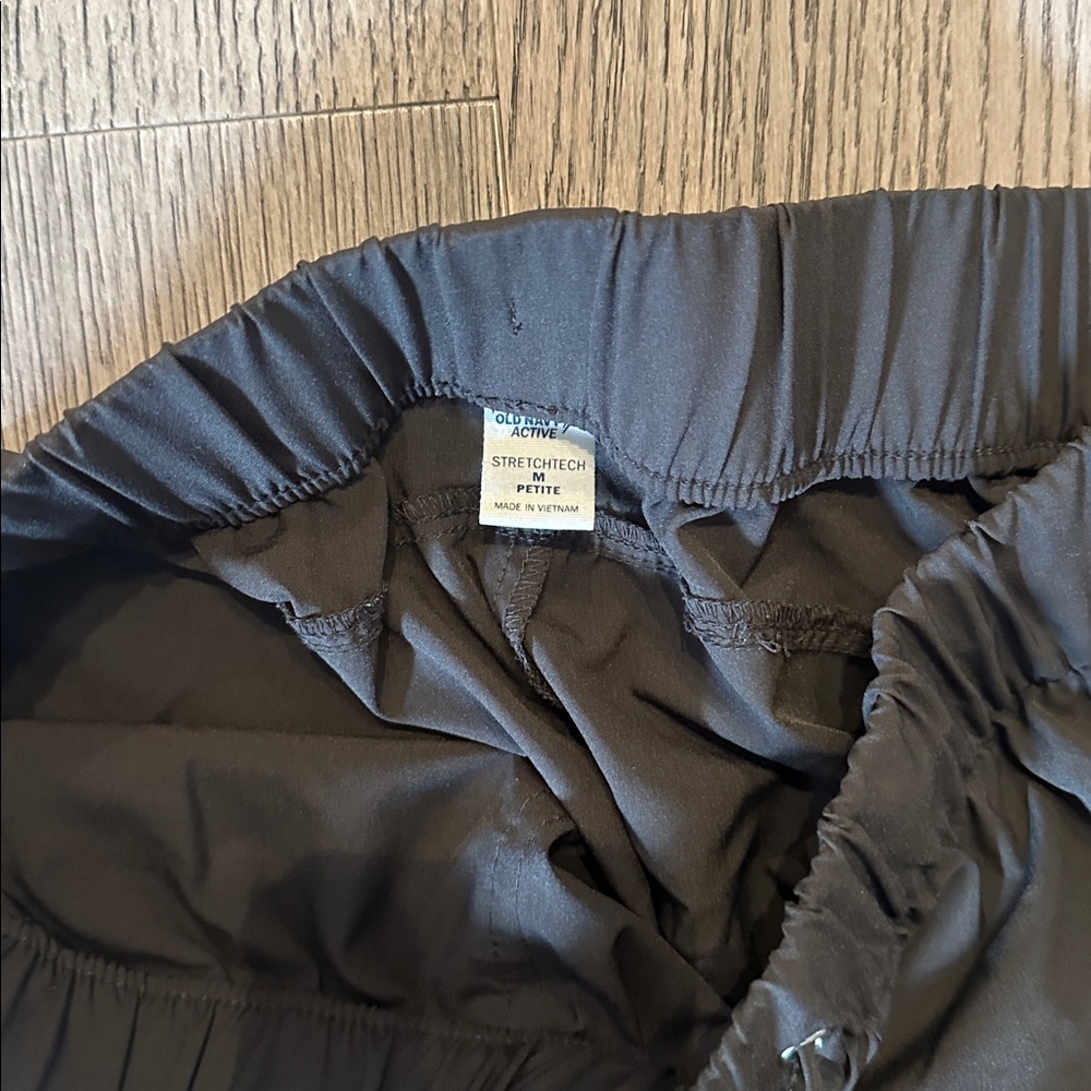 Old Navy active crop pants (2) - Picture 2 of 3